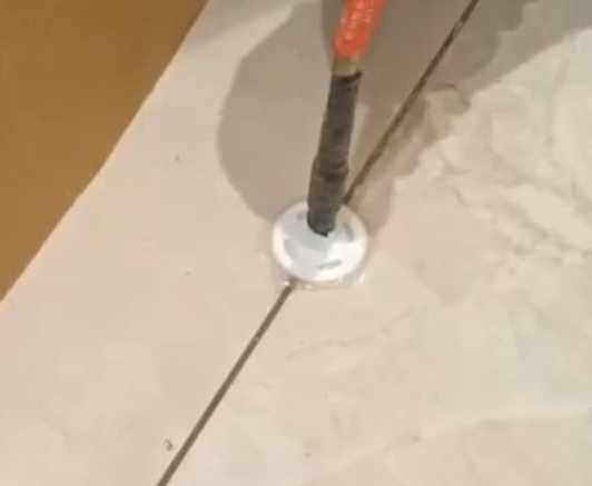 堆龙德庆瓷砖空鼓维修公司专业解答瓷砖在铺贴过程中，如果没有涂抹均匀到位的粘结材料（如水泥砂浆或瓷砖胶），可能会导致以下问题